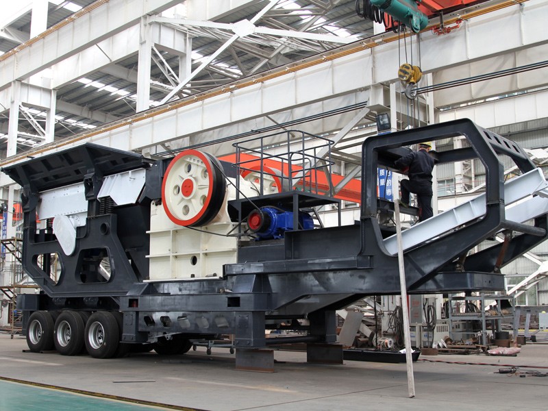 拆迁粉碎设备_每小时产量200-300吨车载式移动破碎机型号