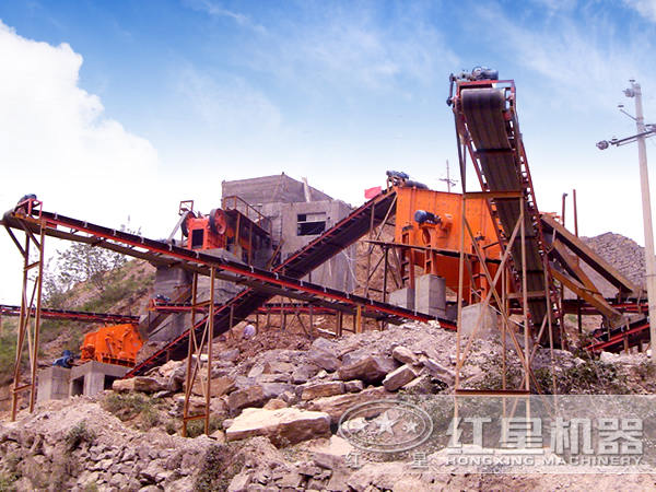 大型铁矿破碎生产现场