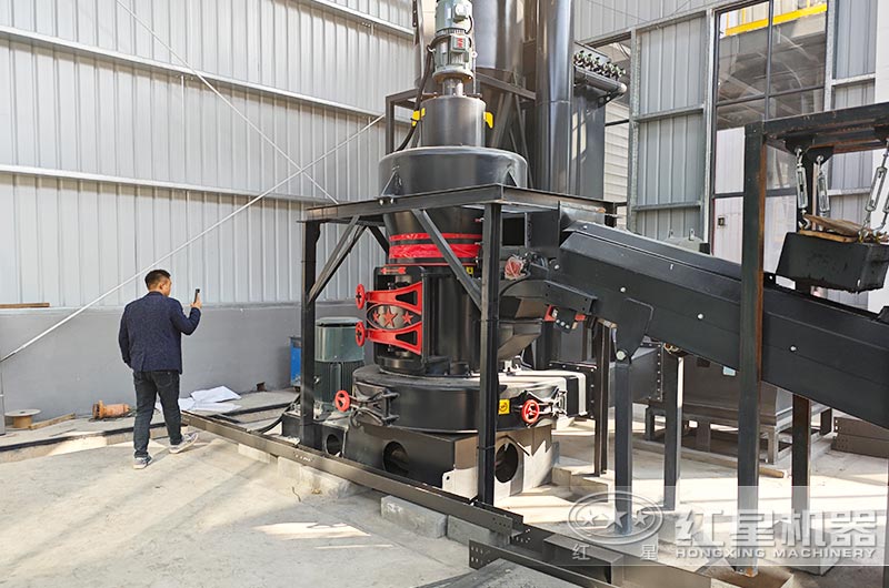 雷蒙磨粉机工作现场图片