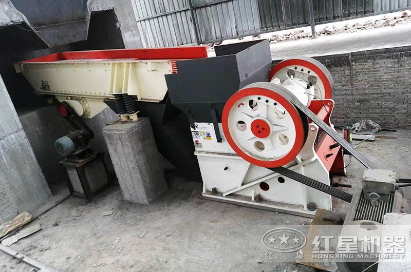 颚式破碎机工作现场图片