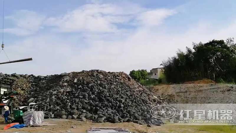 煤矸石加工现场大量物料待加工